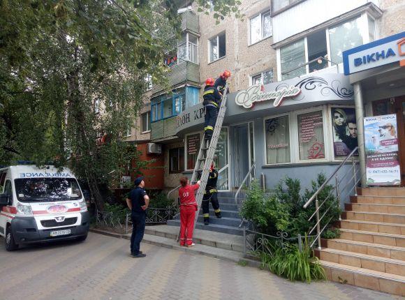 Новини Вінниці - фото з На Вишеньці з четвертого поверху на перукарню «Вікторія» випав вінничанин На Вишеньці з четвертого поверху на перукарню «Вікторія» випав вінничанин, фото №2 на сайті 20minut.ua