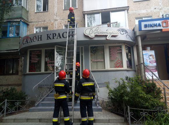 Новини Вінниці - фото з На Вишеньці з четвертого поверху на перукарню «Вікторія» випав вінничанин На Вишеньці з четвертого поверху на перукарню «Вікторія» випав вінничанин, фото №1 на сайті 20minut.ua