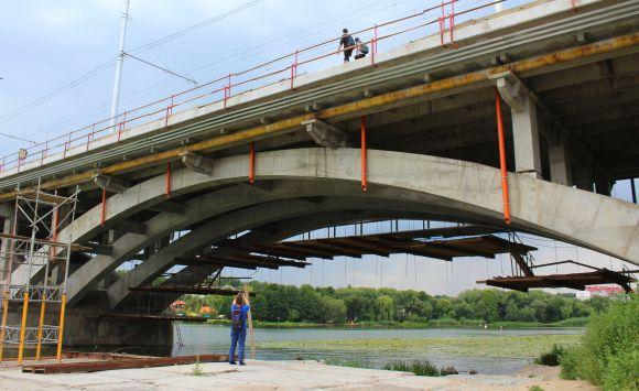 «Нас матюкають, але швидше не стане». Розмова з робітниками на Київському мосту, фото №4 на сайті 20minut.ua