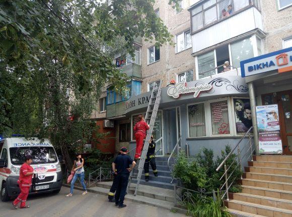 Новини Вінниці - фото з На Вишеньці з четвертого поверху на перукарню «Вікторія» випав вінничанин На Вишеньці з четвертого поверху на перукарню «Вікторія» випав вінничанин, фото №3 на сайті 20minut.ua