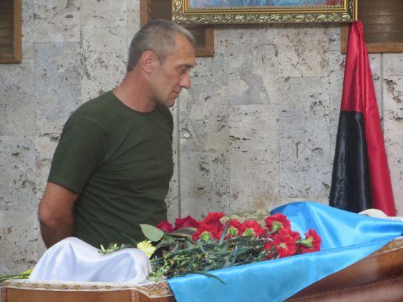 Новини Хмельницького - фото з "Він пройшов все до кінця": у Хмельницькому попрощалися із загиблим на Сході Іваном Мельником "Він пройшов все до кінця": у Хмельницькому попрощалися із загиблим на Сході Іваном Мельником, фото №2 на сайті vsim.ua