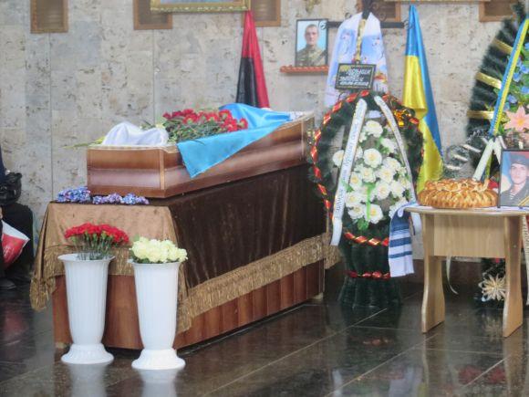 Новини Хмельницького - фото з "Він пройшов все до кінця": у Хмельницькому попрощалися із загиблим на Сході Іваном Мельником "Він пройшов все до кінця": у Хмельницькому попрощалися із загиблим на Сході Іваном Мельником, фото №1 на сайті vsim.ua