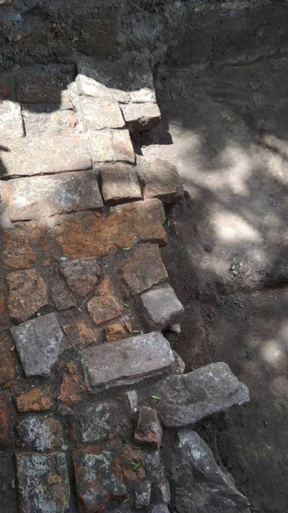 Новини Тернополя - фото з У центрі Тернополя археологи знайшли цегляне мощення і казан, яким більше ніж три століття У центрі Тернополя археологи знайшли цегляне мощення і казан, яким більше ніж три століття, фото №4 на сайті 20minut.ua