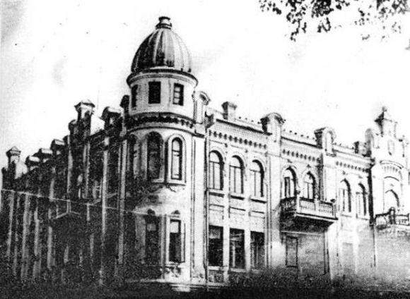 Наче старовинне проскурівське фото початку ХХ століття. Про новий мурал та історію будинку, фото №3 на сайті vsim.ua