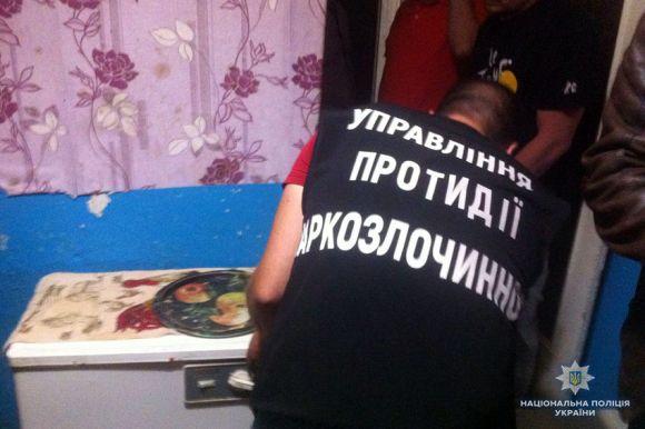 Новини Хмельницького - фото з В Кам'янці затримали 28-річного чоловіка, який торгував амфетаміном В Кам'янці затримали 28-річного чоловіка, який торгував амфетаміном, фото №1 на сайті vsim.ua