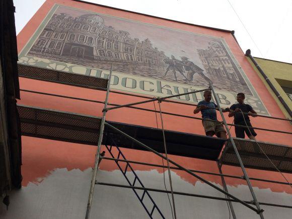 Наче старовинне проскурівське фото початку ХХ століття. Про новий мурал та історію будинку, фото №1 на сайті vsim.ua