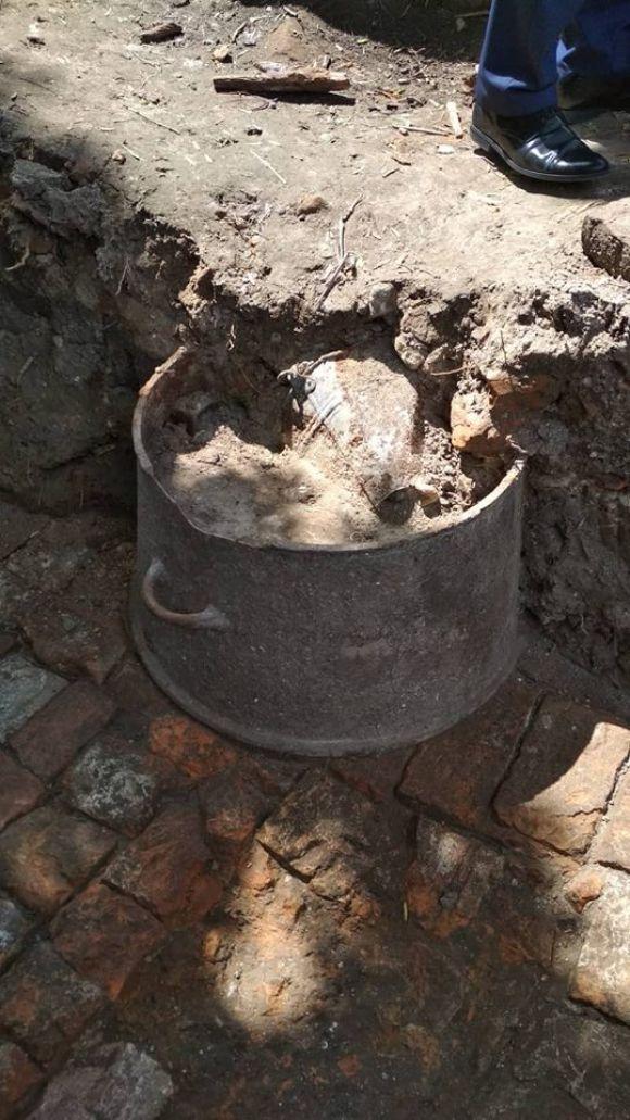 Новини Тернополя - фото з У центрі Тернополя археологи знайшли цегляне мощення і казан, яким більше ніж три століття У центрі Тернополя археологи знайшли цегляне мощення і казан, яким більше ніж три століття, фото №1 на сайті 20minut.ua