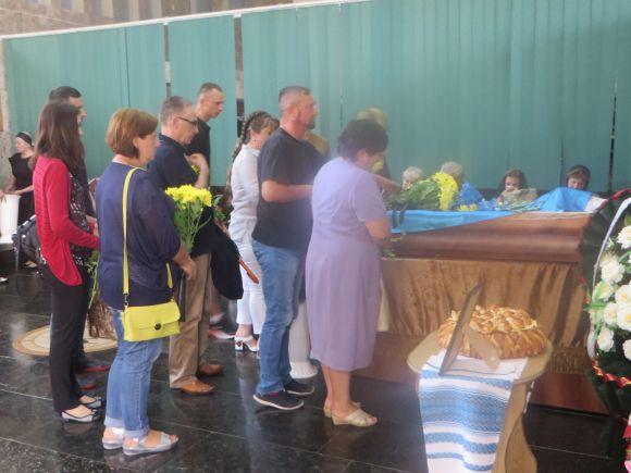Новини Хмельницького - фото з "Він пройшов все до кінця": у Хмельницькому попрощалися із загиблим на Сході Іваном Мельником "Він пройшов все до кінця": у Хмельницькому попрощалися із загиблим на Сході Іваном Мельником, фото №6 на сайті vsim.ua