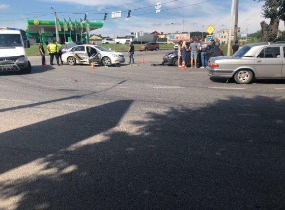Новини Вінниці - фото з ДТП біля Метро. Свідок каже, що винні поліцейські, бо порушили ПДР (ОНОВЛЕНО) ДТП біля Метро. Свідок каже, що винні поліцейські, бо порушили ПДР (ОНОВЛЕНО), фото №1 на сайті 20minut.ua