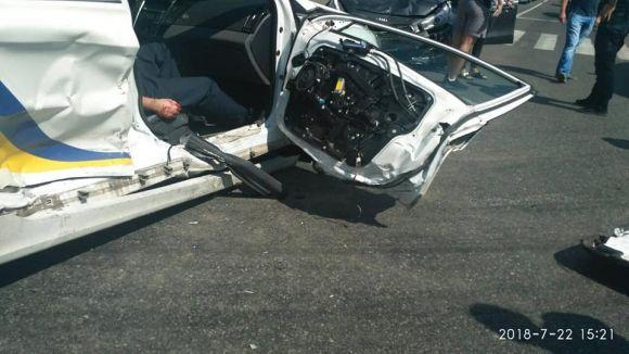 Новини Вінниці - фото з ДТП біля Метро. Свідок каже, що винні поліцейські, бо порушили ПДР (ОНОВЛЕНО) ДТП біля Метро. Свідок каже, що винні поліцейські, бо порушили ПДР (ОНОВЛЕНО), фото №4 на сайті 20minut.ua