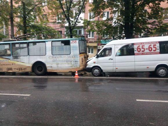Новини Хмельницького - фото з На Кам'янецькій маршрутка врізалась в тролейбус. Є постраждалі На Кам'янецькій маршрутка врізалась в тролейбус. Є постраждалі, фото №2 на сайті vsim.ua