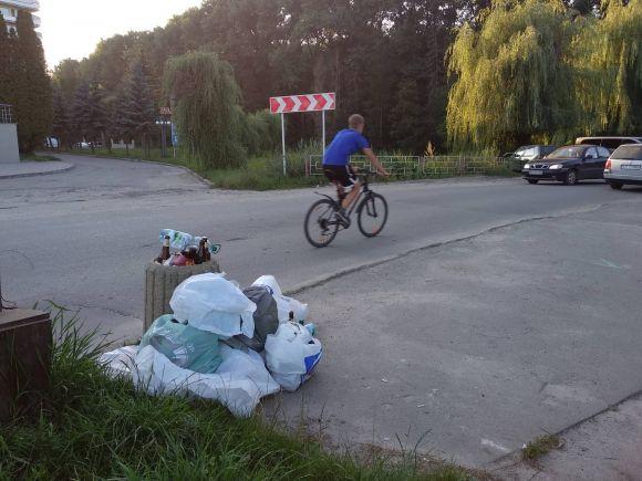 Сміття "з собою". У парку "Загребелля" немає контейнерів, скаржаться тернополяни, фото №1 на сайті 20minut.ua