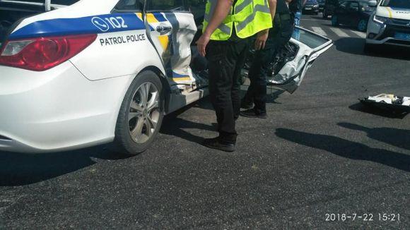 Новини Вінниці - фото з ДТП біля Метро. Свідок каже, що винні поліцейські, бо порушили ПДР (ОНОВЛЕНО) ДТП біля Метро. Свідок каже, що винні поліцейські, бо порушили ПДР (ОНОВЛЕНО), фото №2 на сайті 20minut.ua