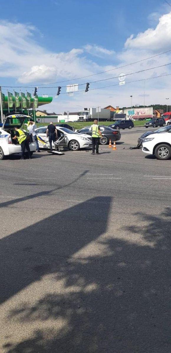 Новини Вінниці - фото з ДТП біля Метро. Свідок каже, що винні поліцейські, бо порушили ПДР (ОНОВЛЕНО) ДТП біля Метро. Свідок каже, що винні поліцейські, бо порушили ПДР (ОНОВЛЕНО), фото №5 на сайті 20minut.ua