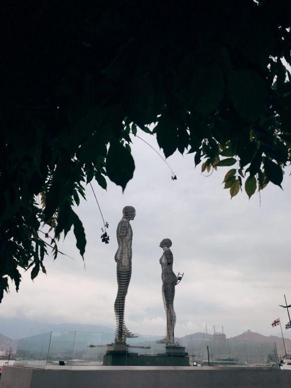 Знаменитые статуи Нино и Али Батумский