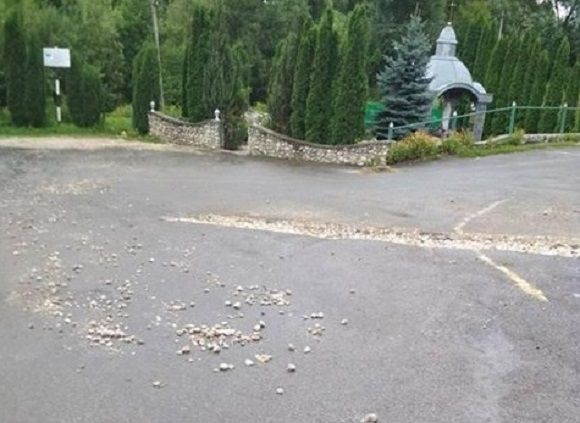 “Старі люди не ходять до церкви, діти — з побитими колінами”. Мешканці Смиківців скаржаться на погану дорогу, фото №1 на сайті 20minut.ua