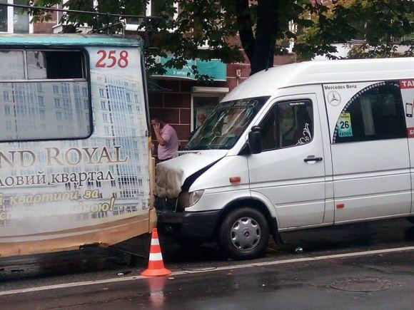 Новини Хмельницького - фото з На Кам'янецькій маршрутка врізалась в тролейбус. Є постраждалі На Кам'янецькій маршрутка врізалась в тролейбус. Є постраждалі, фото №1 на сайті vsim.ua