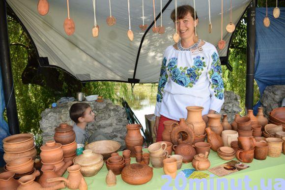 Новини Тернополя - фото з Фестиваль у розпалі: тернополяни ліплять горщики і переймають гончарне мистецтво Фестиваль у розпалі: тернополяни ліплять горщики і переймають гончарне мистецтво, фото №1 на сайті 20minut.ua