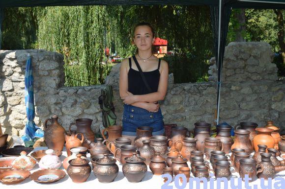 Новини Тернополя - фото з Фестиваль у розпалі: тернополяни ліплять горщики і переймають гончарне мистецтво Фестиваль у розпалі: тернополяни ліплять горщики і переймають гончарне мистецтво, фото №2 на сайті 20minut.ua