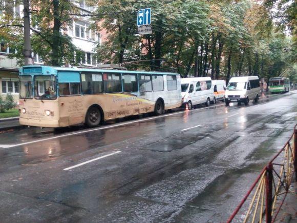 Новини Хмельницького - фото з На Кам'янецькій маршрутка врізалась в тролейбус. Є постраждалі На Кам'янецькій маршрутка врізалась в тролейбус. Є постраждалі, фото №3 на сайті vsim.ua