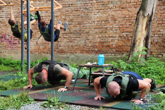 Новини Вінниці - фото з Вінницькі КОРДівці бігали, перекидали скати і били їх молотом. Новий флешмоб Вінницькі КОРДівці бігали, перекидали скати і били їх молотом. Новий флешмоб, фото №4 на сайті 20minut.ua