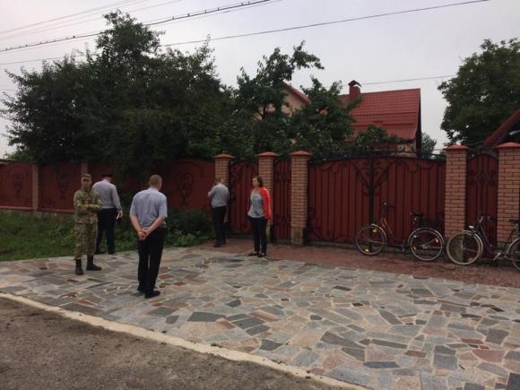Родину на Бердичівщині грабіжники катували прасками і ножем, постраждала сім'я відомого фермера, фото №2 на сайті 20minut.ua