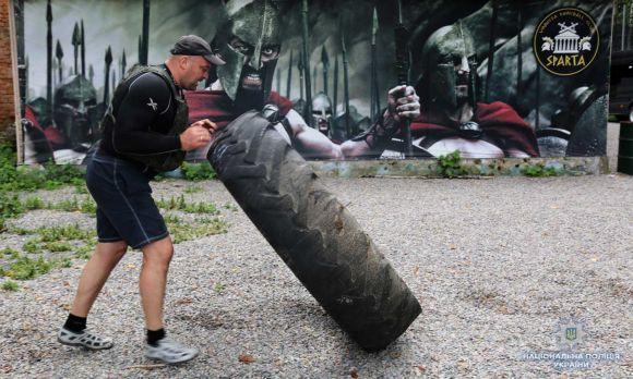 Новини Вінниці - фото з Вінницькі КОРДівці бігали, перекидали скати і били їх молотом. Новий флешмоб Вінницькі КОРДівці бігали, перекидали скати і били їх молотом. Новий флешмоб, фото №3 на сайті 20minut.ua