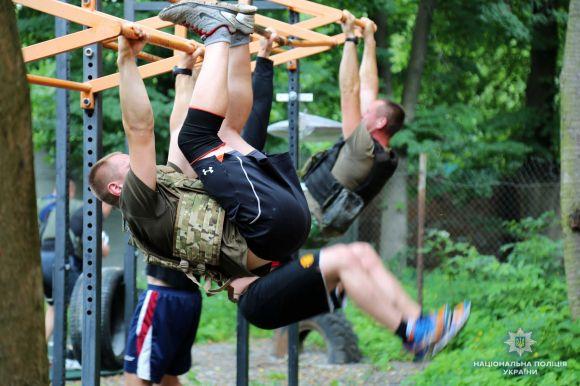 Новини Вінниці - фото з Вінницькі КОРДівці бігали, перекидали скати і били їх молотом. Новий флешмоб Вінницькі КОРДівці бігали, перекидали скати і били їх молотом. Новий флешмоб, фото №2 на сайті 20minut.ua
