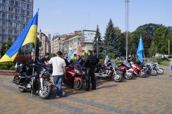 Новини Вінниці - фото з Шкіра, мотоцикли та «Арія»: Як через Вінницю проїхав «мотопробіг єдності» Шкіра, мотоцикли та «Арія»: Як через Вінницю проїхав «мотопробіг єдності», фото №1 на сайті 20minut.ua