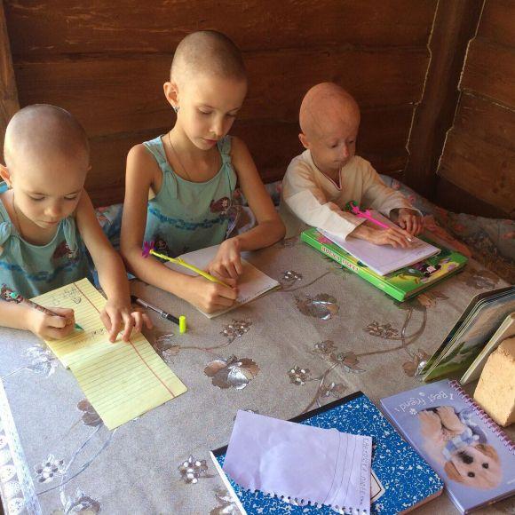 Мати підстригла під «нуль» доньок, аби підтримати хвору дитину, фото №3 на сайті 20minut.ua