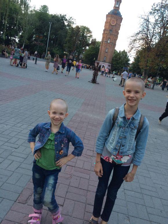 Мати підстригла під «нуль» доньок, аби підтримати хвору дитину, фото №2 на сайті 20minut.ua