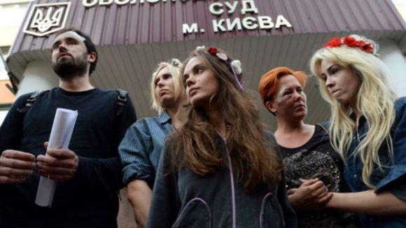 Новини Хмельницького - фото з Чому повішалась хмельничанка Оксана Шачко з Femen? Версія подруг Чому повішалась хмельничанка Оксана Шачко з Femen? Версія подруг, фото №2 на сайті vsim.ua