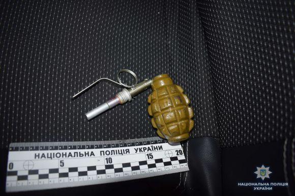 Новини Вінниці - фото з Переполох на залізничному вокзалі: в автівці таксі знайшли гранату Переполох на залізничному вокзалі: в автівці таксі знайшли гранату, фото №1 на сайті 20minut.ua