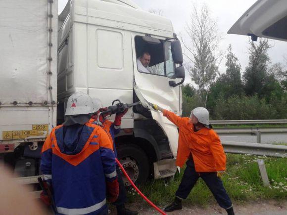 Водіїв двох вантажівок, що зіткнулися на трасі Київ - Чоп, вирізали з автівок рятувальники, фото №1 на сайті 20minut.ua