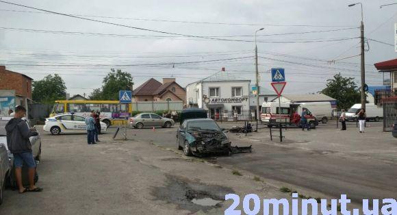 Новини Тернополя - фото з На Бандери аварія. Травмованого мотоцикліста забрала швидка На Бандери аварія. Травмованого мотоцикліста забрала швидка, фото №1 на сайті 20minut.ua