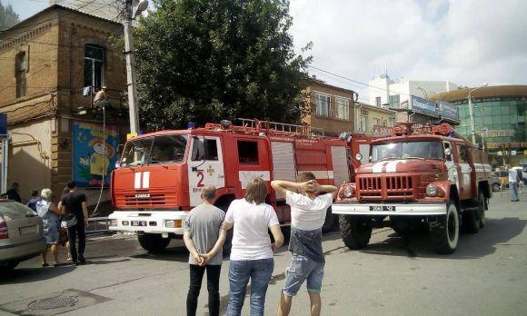 Три пожежні машини погасили квартиру біля Центрального базару, фото №2 на сайті 20minut.ua