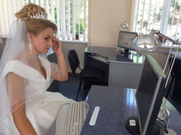 Новини Тернополя - фото з У Тернополі дівчина прийшла на екзамен у весільній сукні У Тернополі дівчина прийшла на екзамен у весільній сукні, фото №2 на сайті 20minut.ua