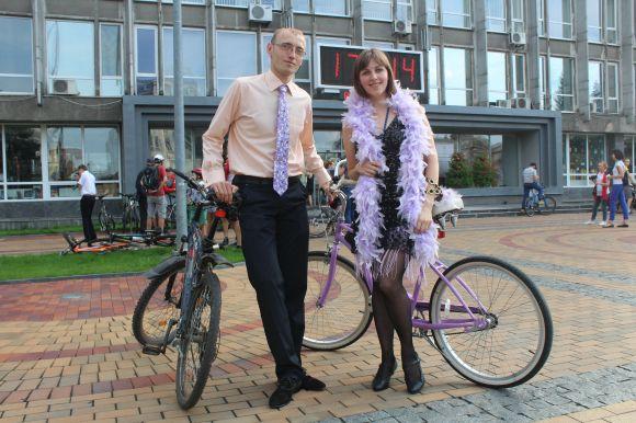 Новини Вінниці - фото з На велосипедах в сукнях та ділових костюмах. Пройшов джазовий велозаїзд На велосипедах в сукнях та ділових костюмах. Пройшов джазовий велозаїзд, фото №2 на сайті 20minut.ua