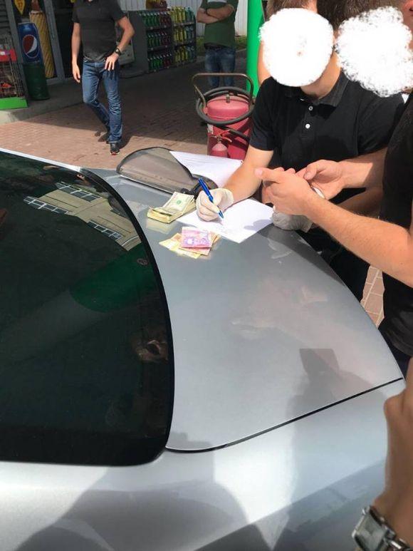 Новини Вінниці - фото з Жмеринського прокурора взяли з 6000 доларів. Його спільник по хабару – водій Жмеринського прокурора взяли з 6000 доларів. Його спільник по хабару – водій, фото №2 на сайті 20minut.ua