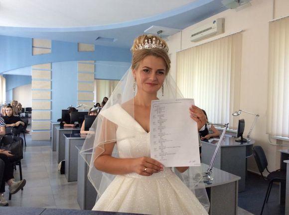 Новини Тернополя - фото з У Тернополі дівчина прийшла на екзамен у весільній сукні У Тернополі дівчина прийшла на екзамен у весільній сукні, фото №4 на сайті 20minut.ua
