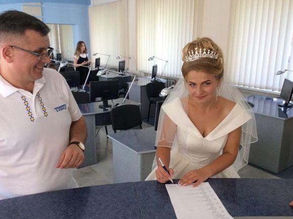 Новини Тернополя - фото з У Тернополі дівчина прийшла на екзамен у весільній сукні У Тернополі дівчина прийшла на екзамен у весільній сукні, фото №3 на сайті 20minut.ua