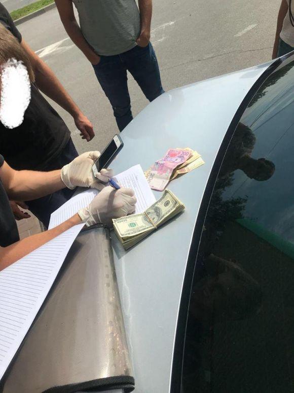 Новини Вінниці - фото з Жмеринського прокурора взяли з 6000 доларів. Його спільник по хабару – водій Жмеринського прокурора взяли з 6000 доларів. Його спільник по хабару – водій, фото №4 на сайті 20minut.ua