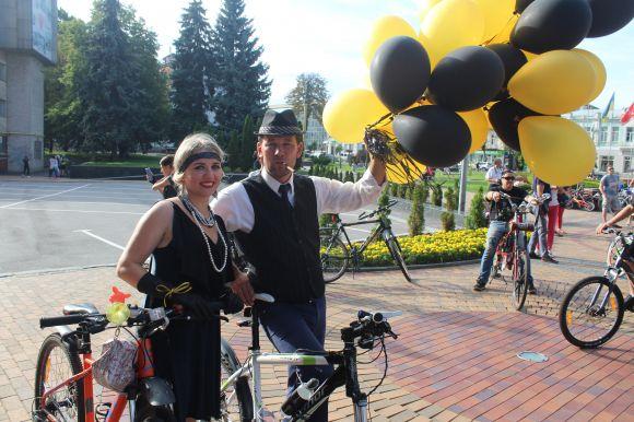 Новини Вінниці - фото з На велосипедах в сукнях та ділових костюмах. Пройшов джазовий велозаїзд На велосипедах в сукнях та ділових костюмах. Пройшов джазовий велозаїзд, фото №3 на сайті 20minut.ua