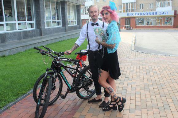 Новини Вінниці - фото з На велосипедах в сукнях та ділових костюмах. Пройшов джазовий велозаїзд На велосипедах в сукнях та ділових костюмах. Пройшов джазовий велозаїзд, фото №1 на сайті 20minut.ua