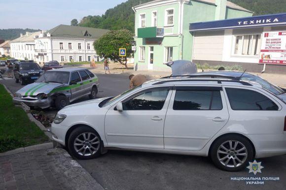 Новини Тернополя - фото з В аварію у Кременці потрапив міський голова Почаєва Василь Бойко В аварію у Кременці потрапив міський голова Почаєва Василь Бойко, фото №1 на сайті 20minut.ua