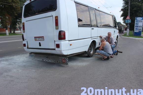Новини Тернополя - фото з Біля "Ватри" у маршрутки відлетіли задні колеса (оновлюється) Біля "Ватри" у маршрутки відлетіли задні колеса (оновлюється), фото №1 на сайті 20minut.ua