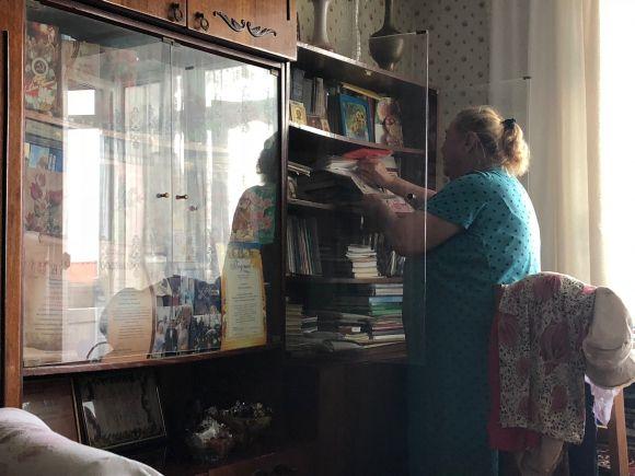 Новини Вінниці - фото з Будинок з іграшками: як двір на Станіславського перетворили на оазис Ніна Василівна демонструє грамоти та газетні публікації