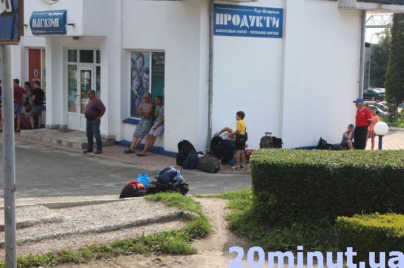 Новини Тернополя - фото з Біля "Ватри" у маршрутки відлетіли задні колеса (оновлюється) Біля "Ватри" у маршрутки відлетіли задні колеса (оновлюється), фото №3 на сайті 20minut.ua