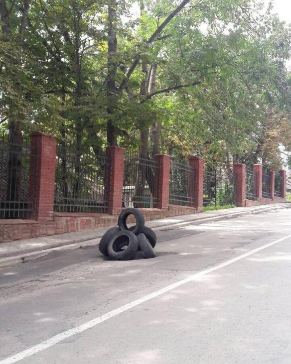 Посеред дороги в Чорткові водій збудував вежі з шин, фото №2 на сайті 20minut.ua