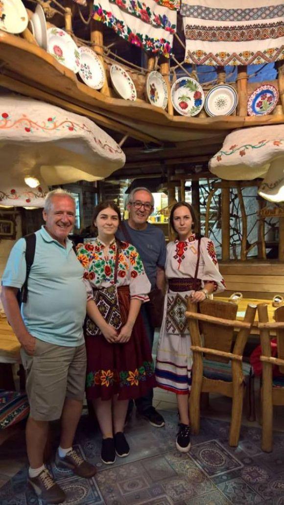 Новини Тернополя - фото з Жахливі дороги і неймовірні люди: четверо іспанців тиждень прожили в селі на Тернопільщині Жахливі дороги і неймовірні люди: четверо іспанців тиждень прожили в селі на Тернопільщині, фото №3 на сайті 20minut.ua